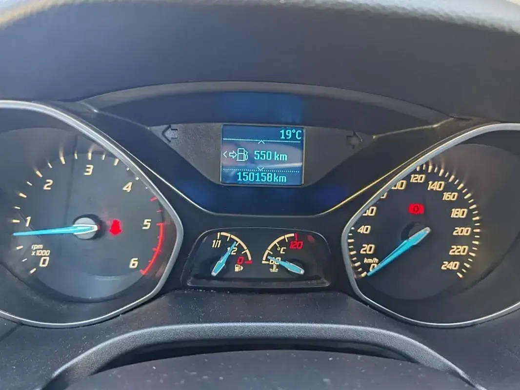 Usado Ford Focus Titanium 115 CV (84 kW) 2013 Gris / plata Berlina