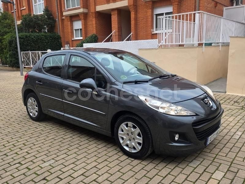 Gris / plata Usado 2013 Peugeot 207 Berlina | 5700 € (Precio justo) - Imagen 1/4