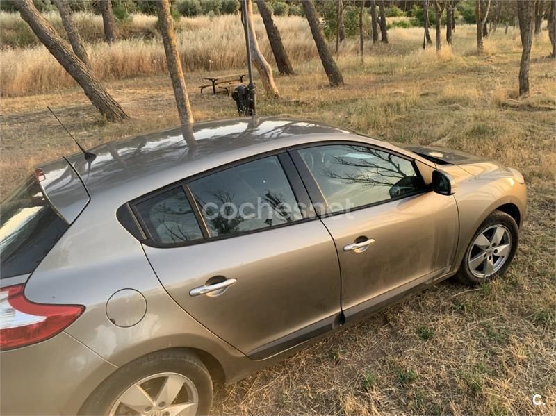 Beige Usado 2010 Renault Mégane III Dynamique Berlina | 4500 € (Buen precio) - Imagen 1/2