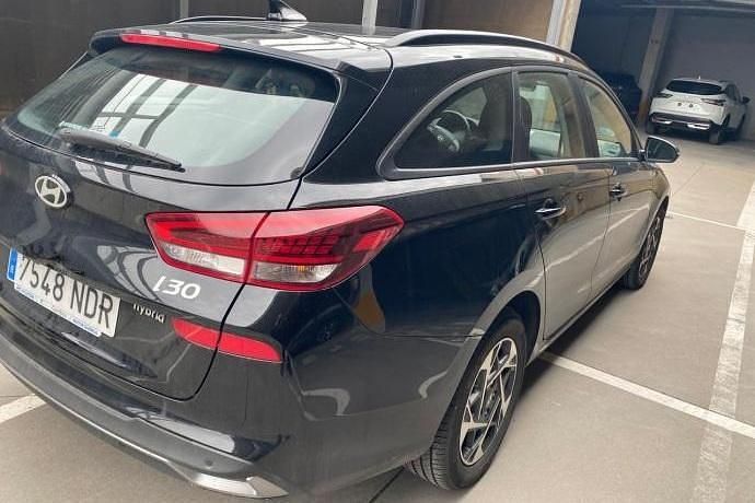 Usado Hyundai i30 101 CV (74 kW) 2025 Negro Familiar
