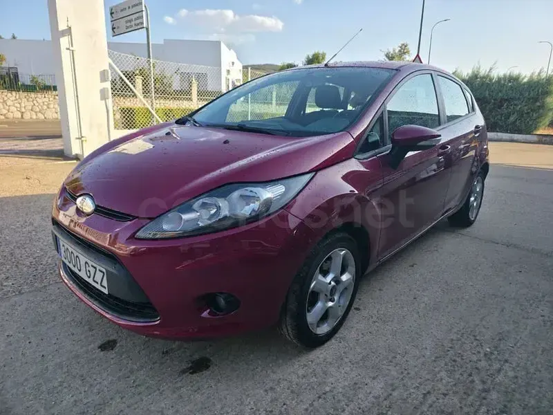 Usado Ford Fiesta Trend 70 CV (51 kW) 2010 Granate Berlina