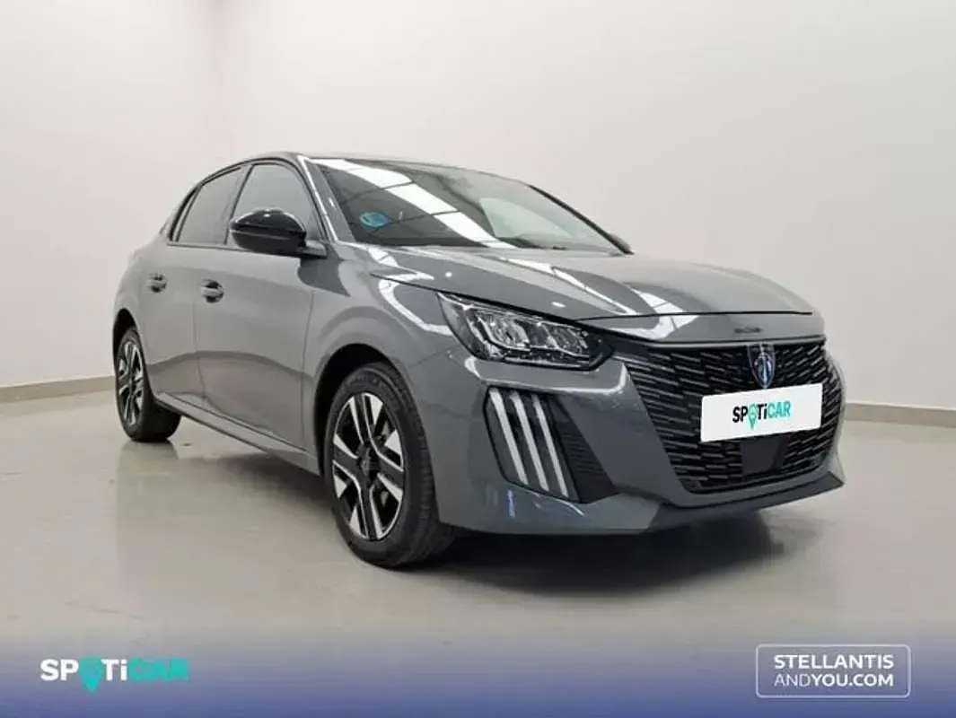 Usado Peugeot 208 Allure 101 CV (74 kW) 2025 Gris Utilitario