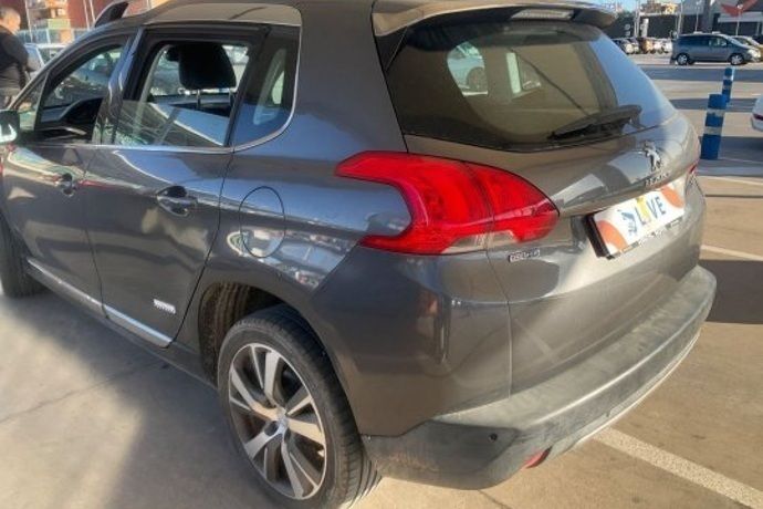 Usado Peugeot 2008 Allure 120 CV (88 kW) 2015 Gris / plata SUV