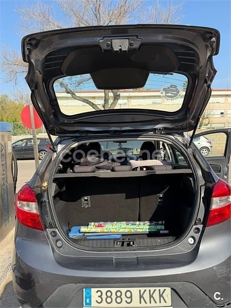 Usado Ford Ka Plus Ultimate 85 CV (62 kW) 2018 Azul Utilitario