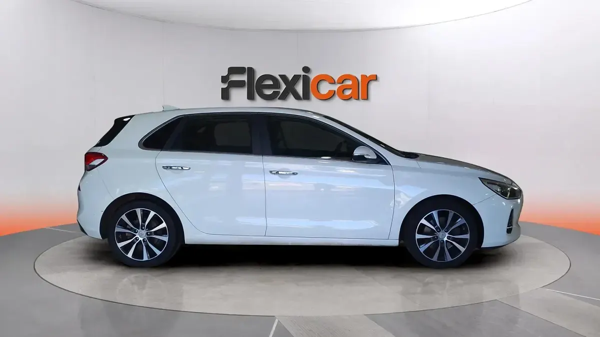 Usado Hyundai i30 120 HP (88 kW) 2018 Branco Sedan