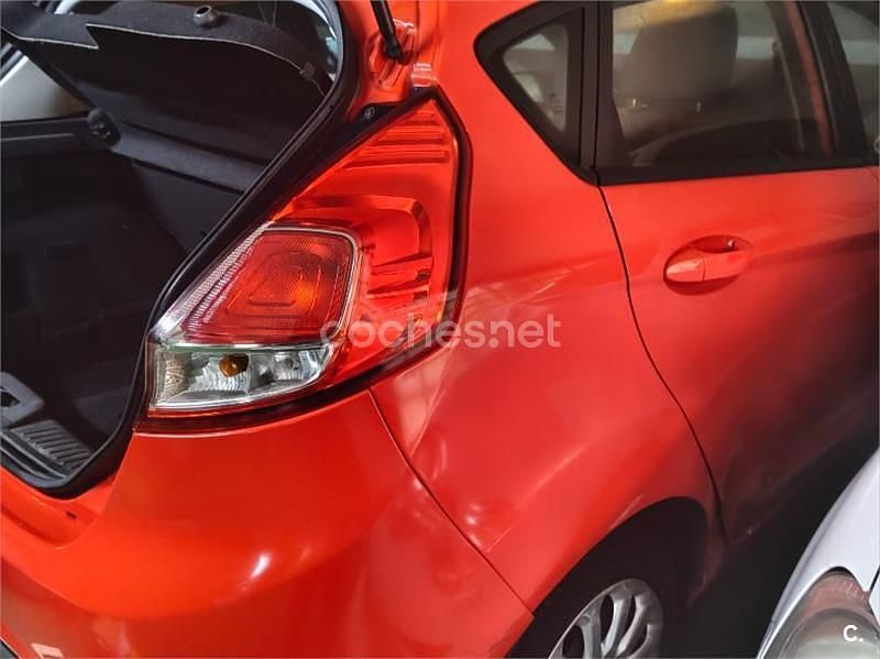 Usado Ford Fiesta Trend 100 CV (73 kW) 2015 Rojo Berlina
