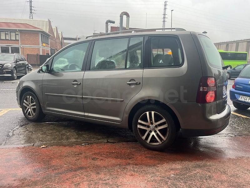 Usado VW Touran Advance 105 CV (77 kW) 2009 Gris / plata Monovolumen