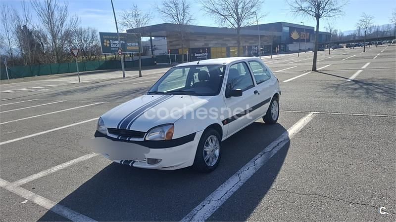Usado Ford Fiesta 90 CV (66 kW) 2000 Blanco Utilitario