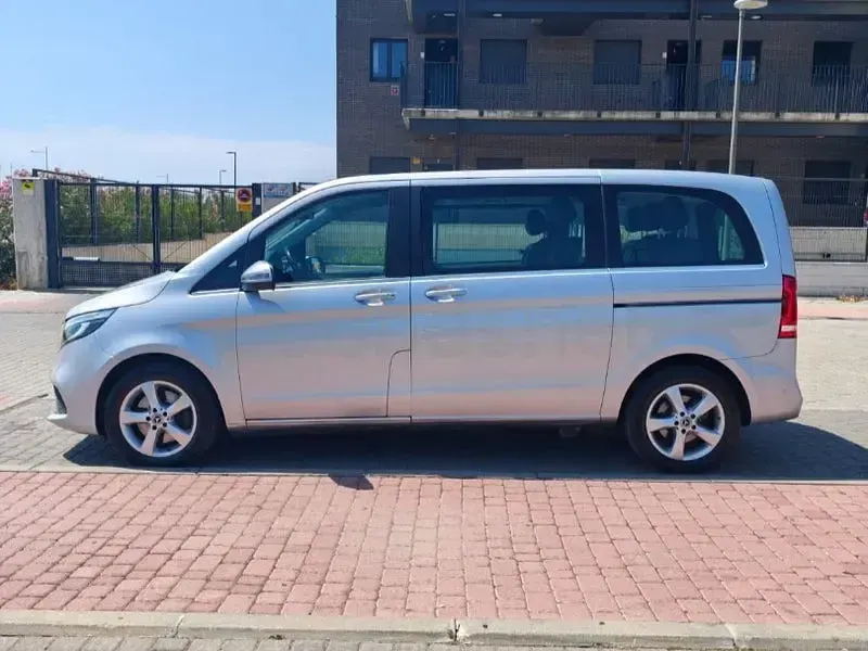 Usado Mercedes V220 Avantgarde 163 CV (119 kW) 2022 Gris / plata Monovolumen