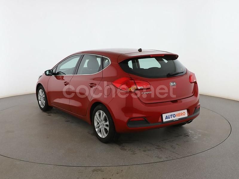Usado Kia Ceed 101 CV (74 kW) 2015 Rojo Utilitario