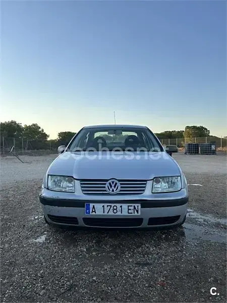 Usado VW Bora Conceptline 100 CV (73 kW) 2000 Gris / plata Berlina