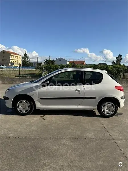 Usado Peugeot 206 70 CV (51 kW) 2003 Blanco Berlina