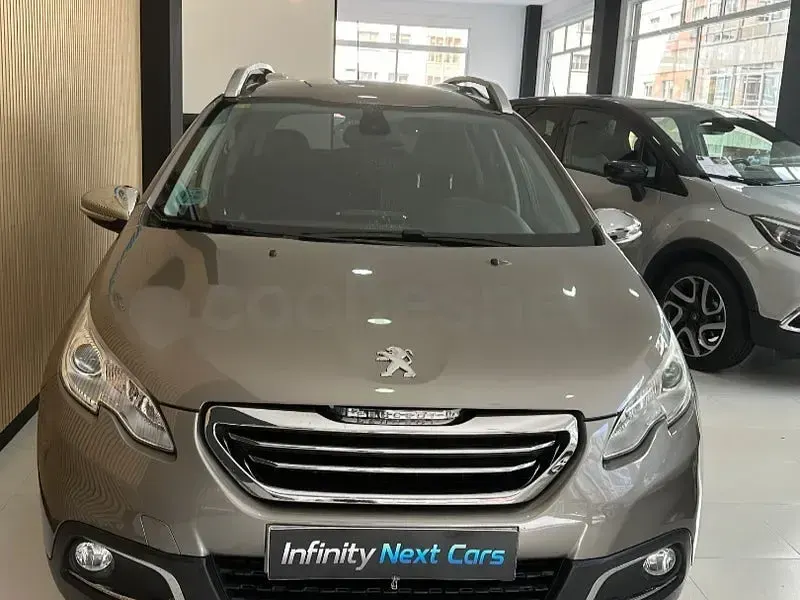 Usado Peugeot 2008 Allure 100 CV (73 kW) 2015 Gris / plata SUV