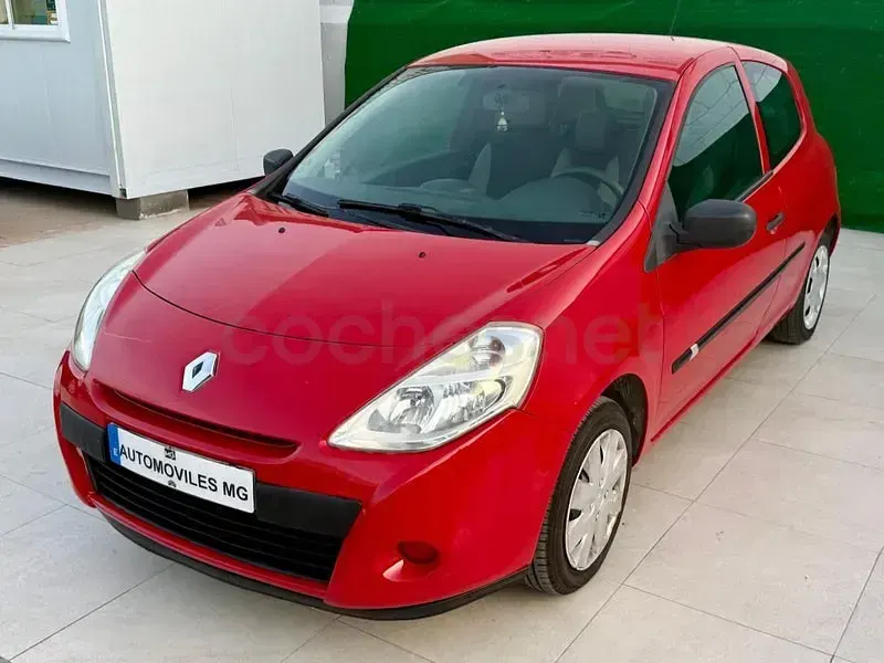 Usado Renault Clio II Authentique 75 CV (55 kW) 2010 Rojo Berlina