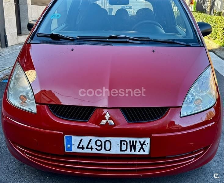 Usado Mitsubishi Colt Inform 75 CV (55 kW) 2006 Rojo Berlina