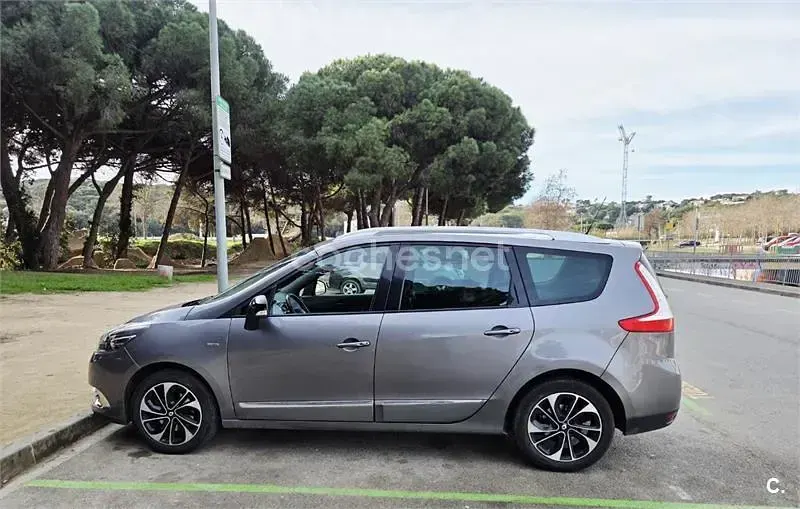 Usado Renault Scenic E-Tech Bose Edition 130 CV (95 kW) 2015 Beige Monovolumen