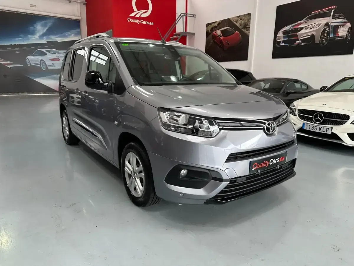 Usado Toyota Proace Verso Active 131 CV (96 kW) 2022 Gris / plata Familiar