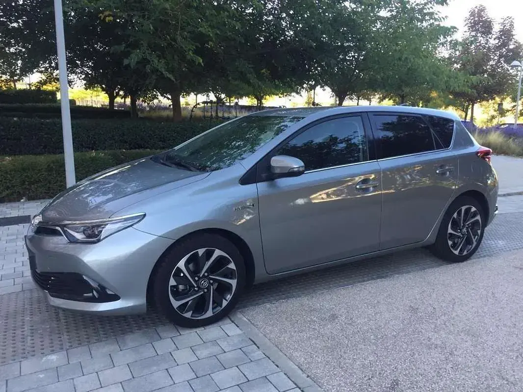 Usado Toyota Auris Hybrid Business Edition 136 CV (100 kW) 2016 Gris Utilitario