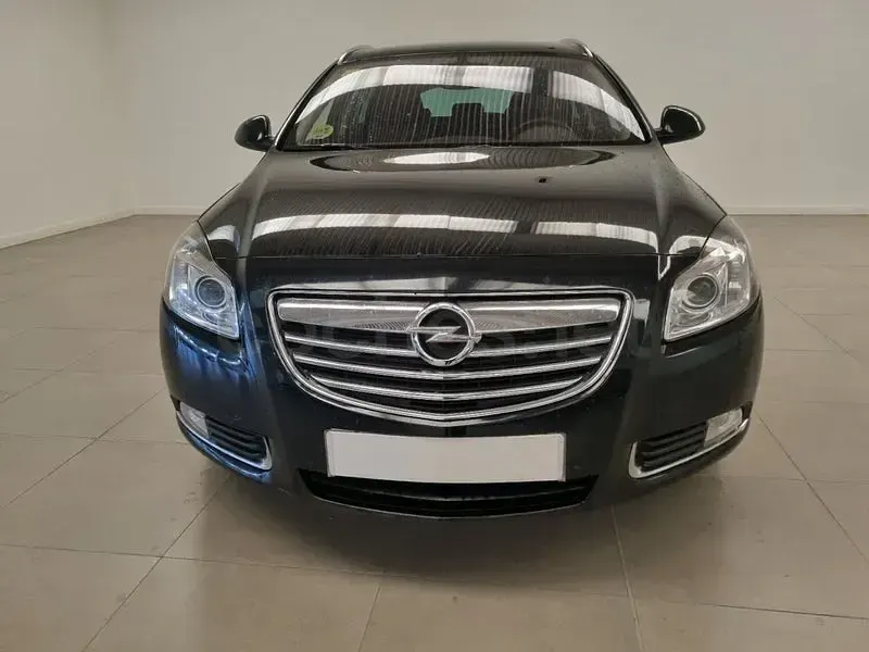 Usado Opel Insignia Sport 160 CV (117 kW) 2010 Negro Familiar
