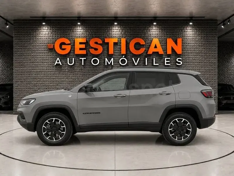 Usado Jeep Compass Trailhawk 240 CV (176 kW) 2024 Gris / plata SUV