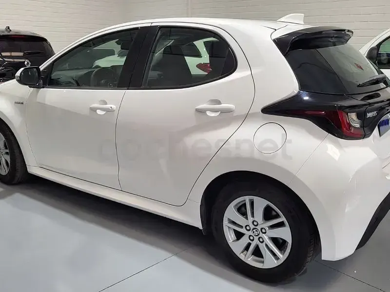Usado Toyota Yaris Hybrid Business Edition 116 CV (85 kW) 2021 Blanco Berlina