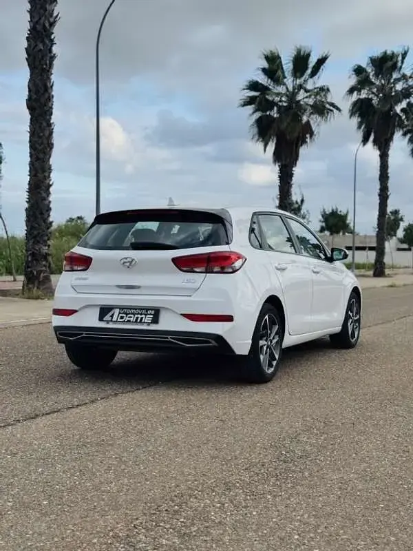 Usado Hyundai i30 110 CV (80 kW) 2021 Blanco Utilitario