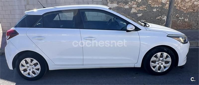 Usado Hyundai i20 75 CV (55 kW) 2016 Blanco Berlina