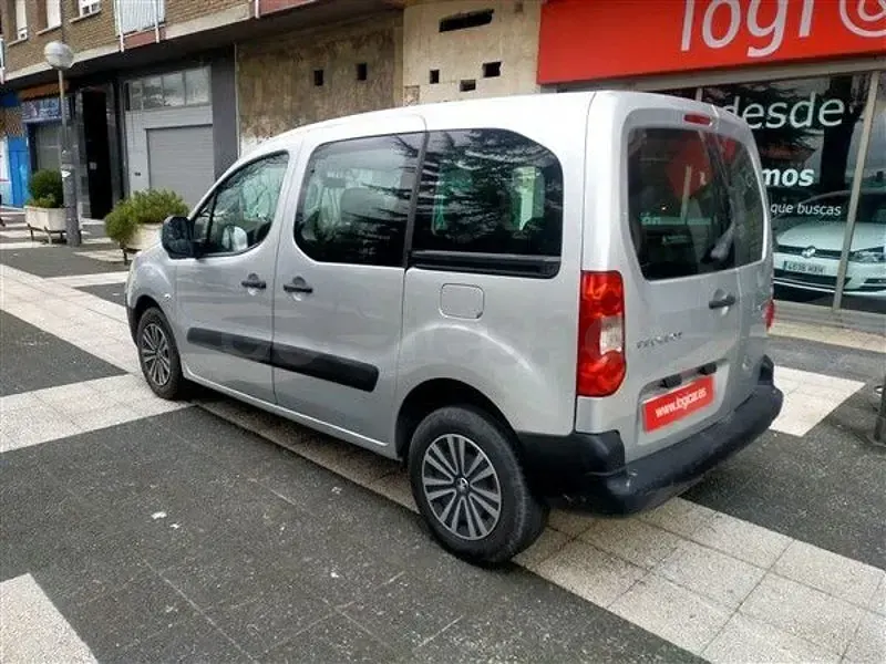 Usado Peugeot Partner Tepee Active 92 CV (67 kW) 2011 Gris / plata Monovolumen