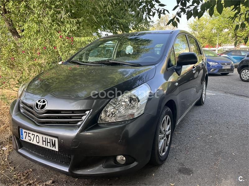 Usado Toyota Verso Active 126 CV (92 kW) 2011 Gris / plata Monovolumen