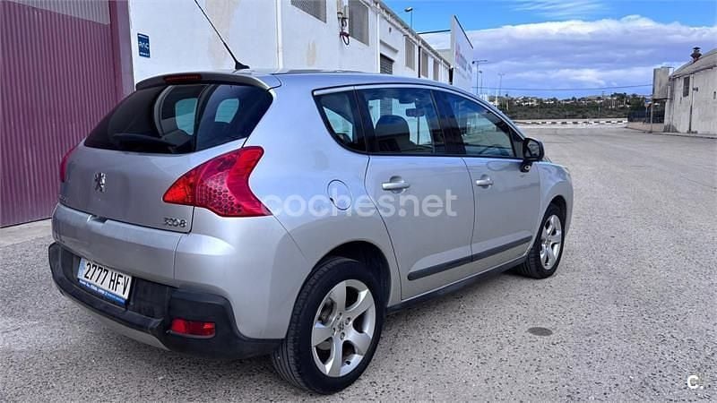 Usado Peugeot 3008 112 CV (82 kW) 2011 Gris / plata Familiar