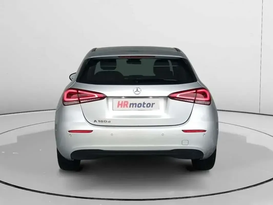 Usado Mercedes A180 109 CV (80 kW) 2021 Gris Utilitario