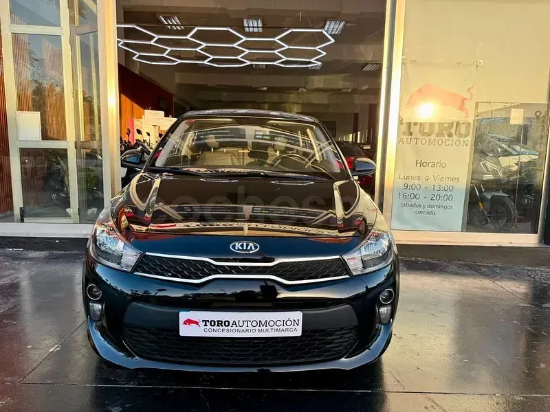 Usado Kia Rio 84 CV (61 kW) 2019 Negro Berlina