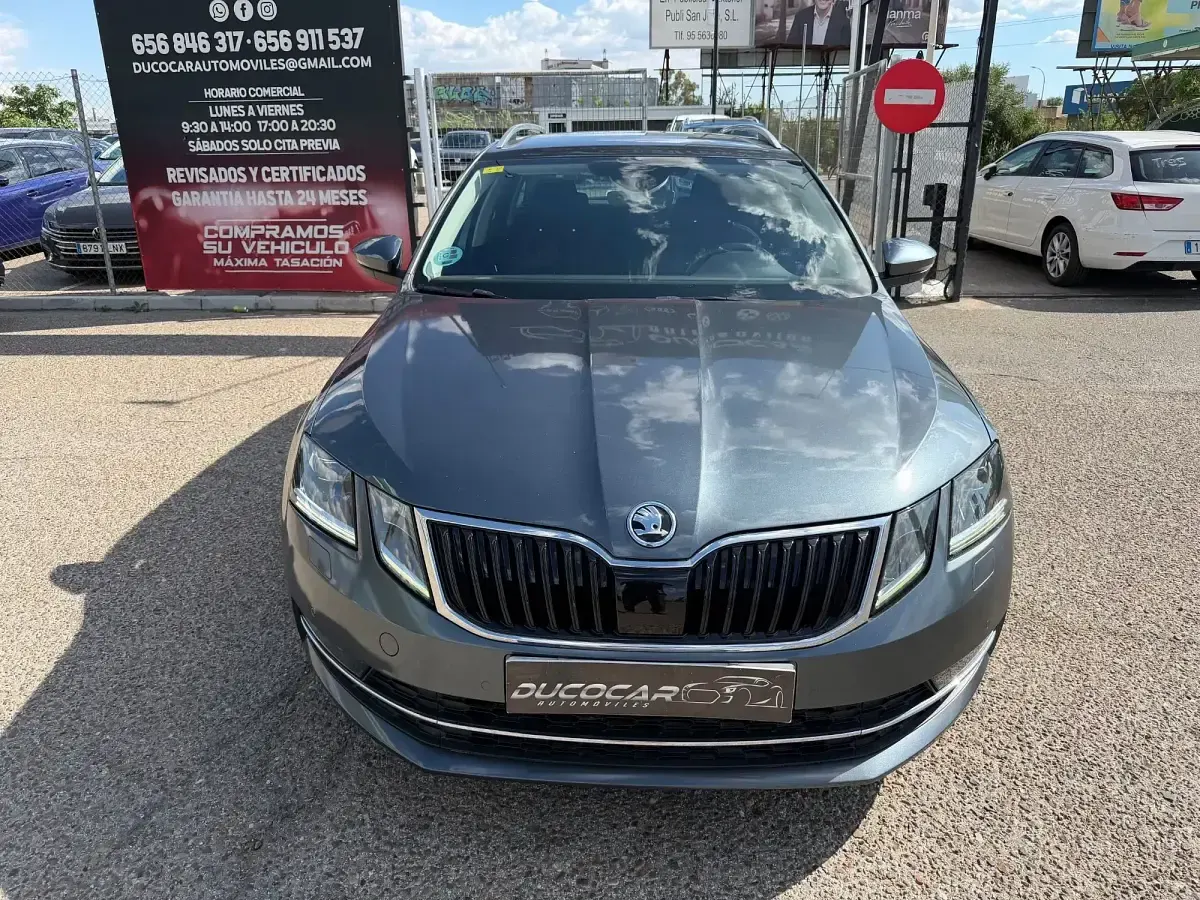 Usado Skoda Octavia Style 150 CV (110 kW) 2020 Gris / plata Familiar