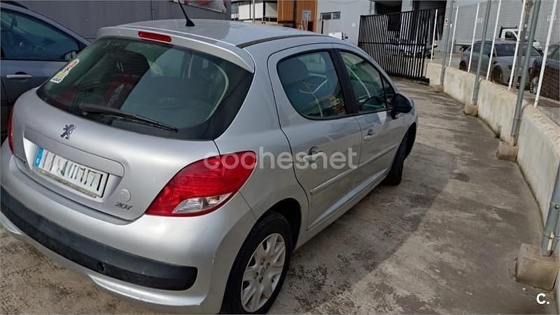 Usado Peugeot 207 Active 75 CV (55 kW) 2011 Gris / plata Berlina