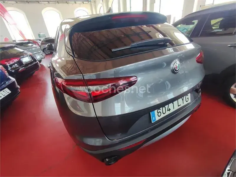 Usado Alfa Romeo Stelvio Super 190 CV (139 kW) 2022 Gris / plata SUV