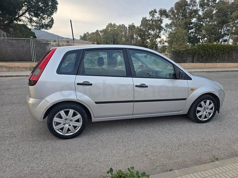 Usado Ford Fiesta Trend 68 CV (50 kW) 2003 Gris / plata Utilitario