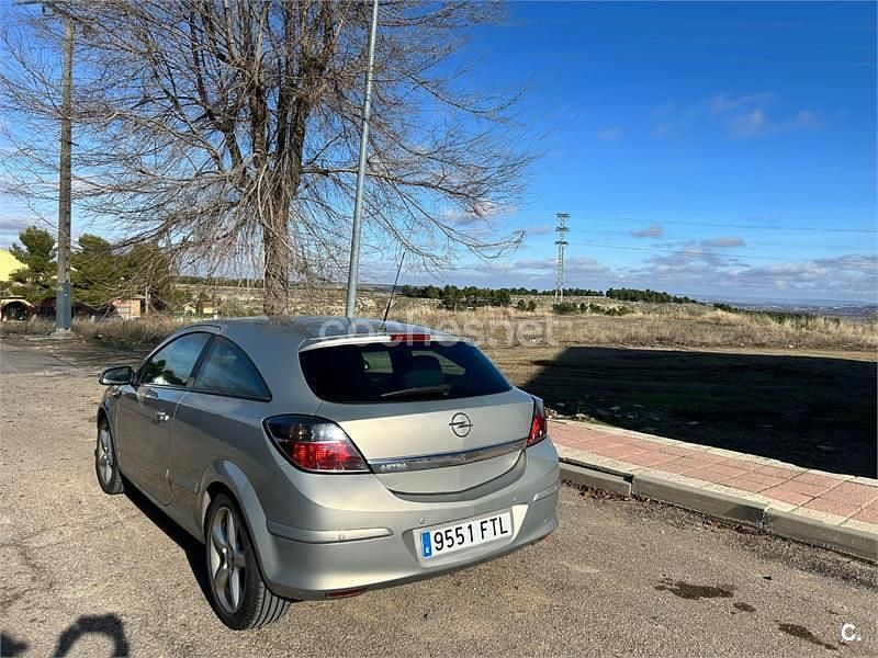 Usado Opel Astra GTC Sport 100 CV (73 kW) 2007 Gris / plata Berlina