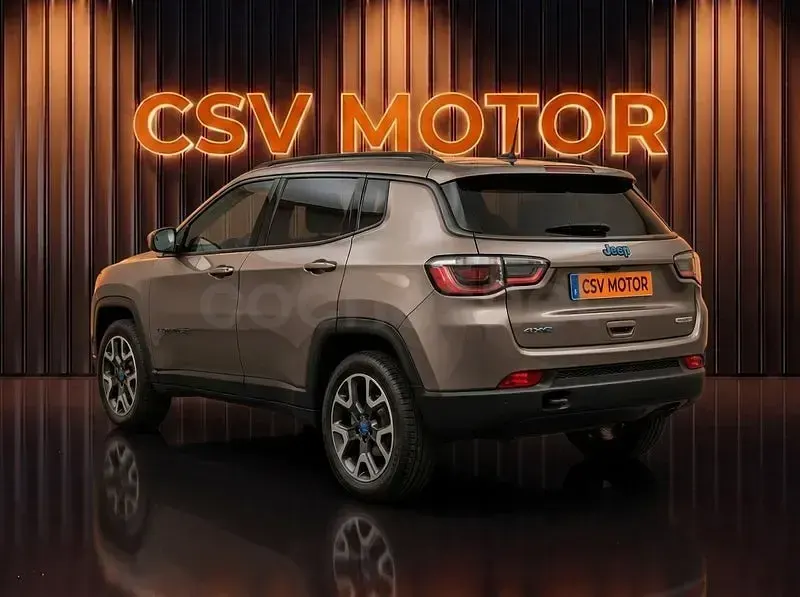 Usado Jeep Compass Trailhawk 240 CV (176 kW) 2023 Gris / plata SUV
