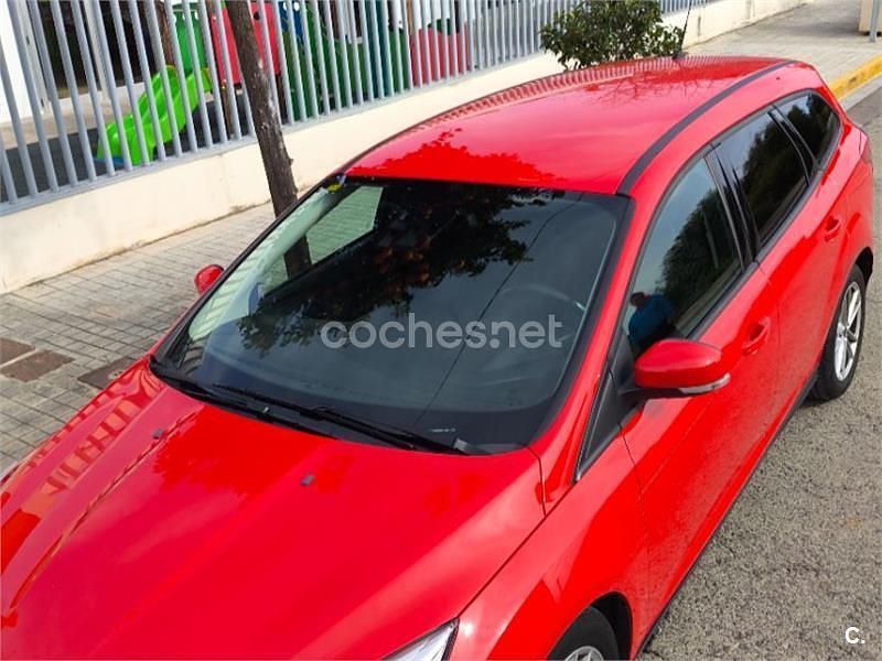Usado Ford Focus Trend 125 CV (91 kW) 2015 Rojo Familiar
