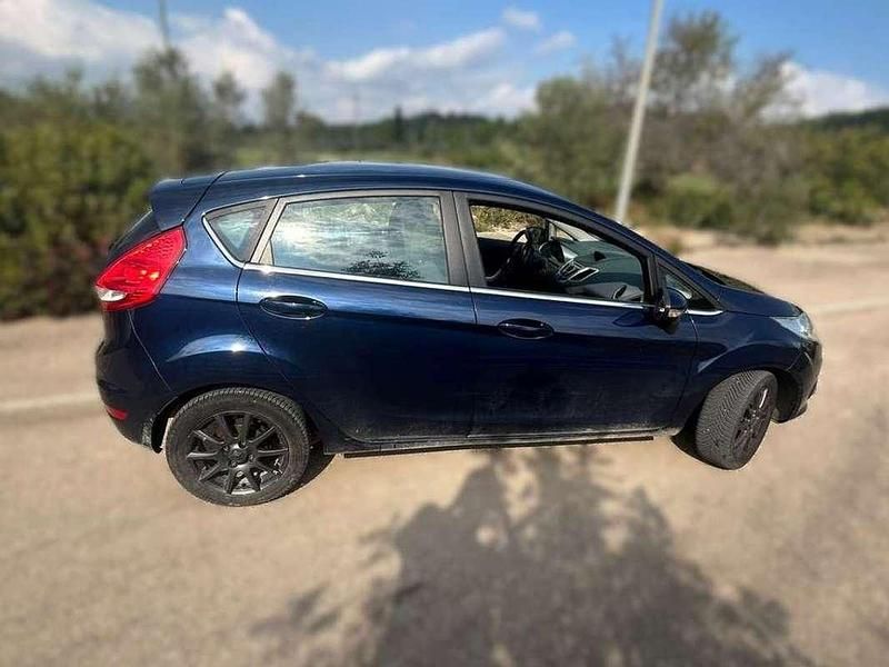 Usado Ford Fiesta Titanium 82 CV (60 kW) 2011 Azul Utilitario