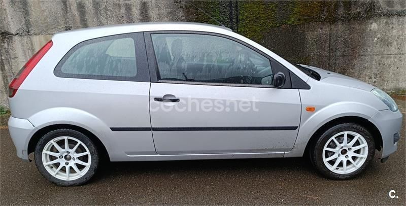 Gris / plata Usado 2005 Ford Fiesta Utilitario | 2500 € (Precio justo) - Imagen 1/4