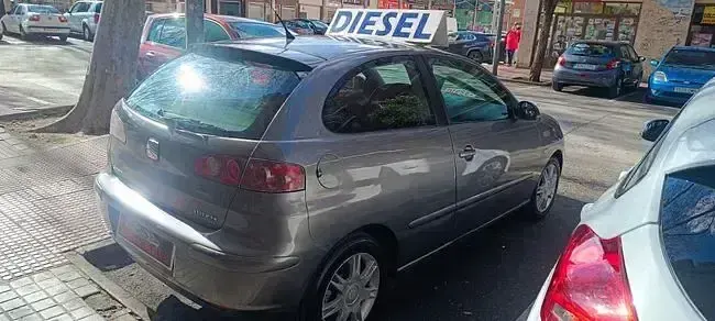 Usado Seat Ibiza Sport 100 CV (73 kW) 2004 Gris Utilitario