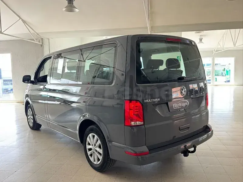 Usado VW Multivan 150 CV (110 kW) 2021 Gris / plata Monovolumen