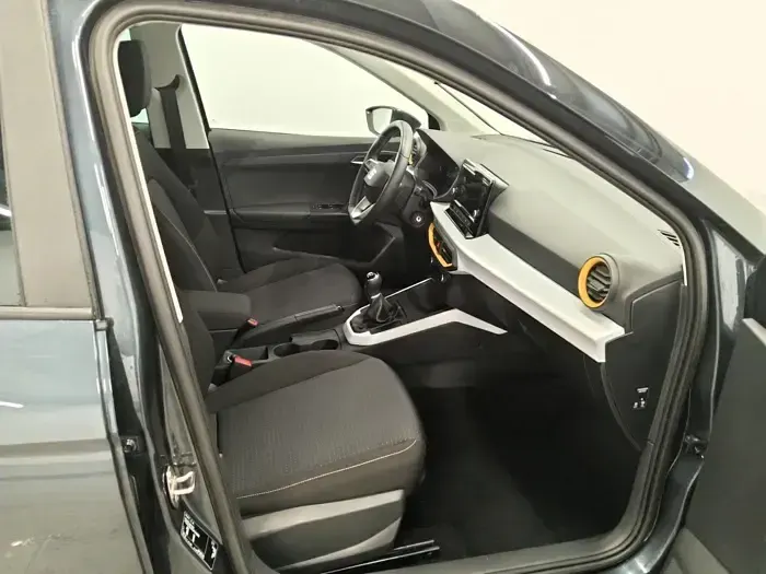 Usado Seat Arona Style 115 CV (84 kW) 2025 Gris / plata SUV