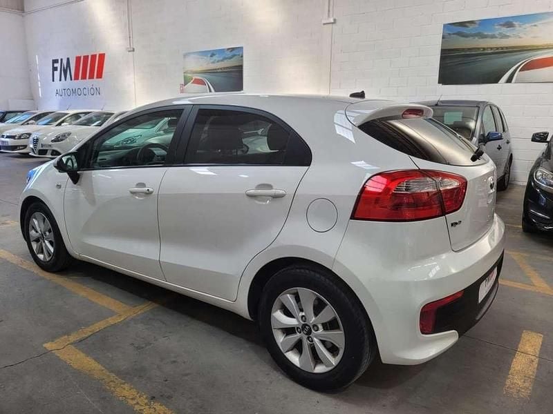 Usado Kia Rio 84 CV (61 kW) 2015 Blanco Utilitario