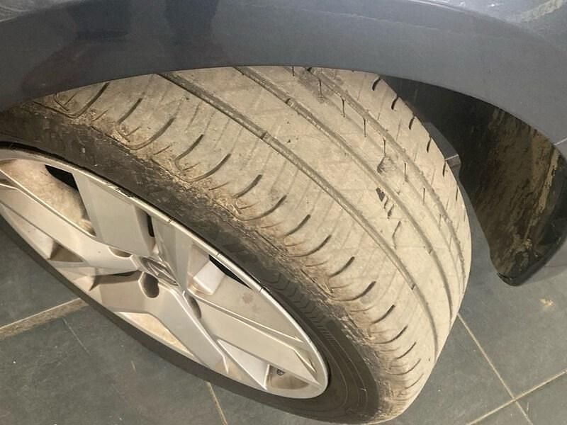 Usado Renault Clio V Intens 101 CV (74 kW) 2022 Gris Berlina