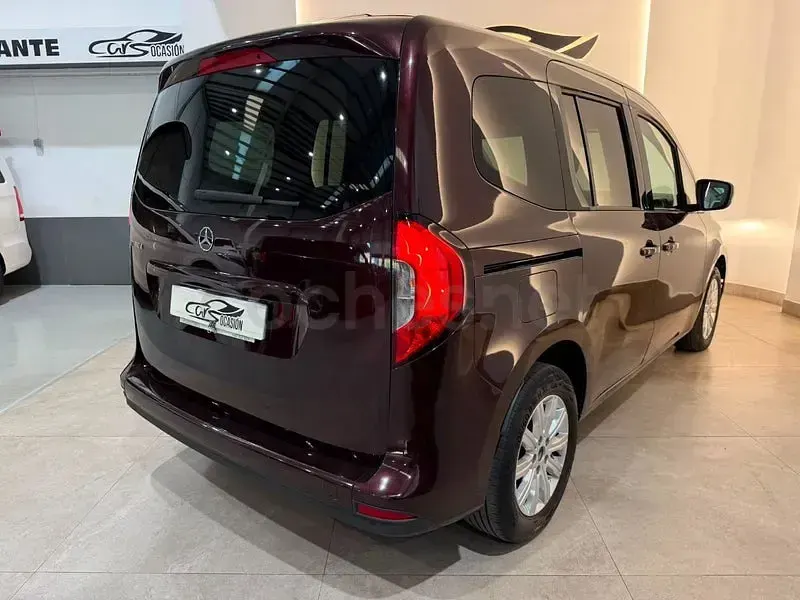 Usado Mercedes T180 116 CV (85 kW) 2023 Violeta / lila Monovolumen