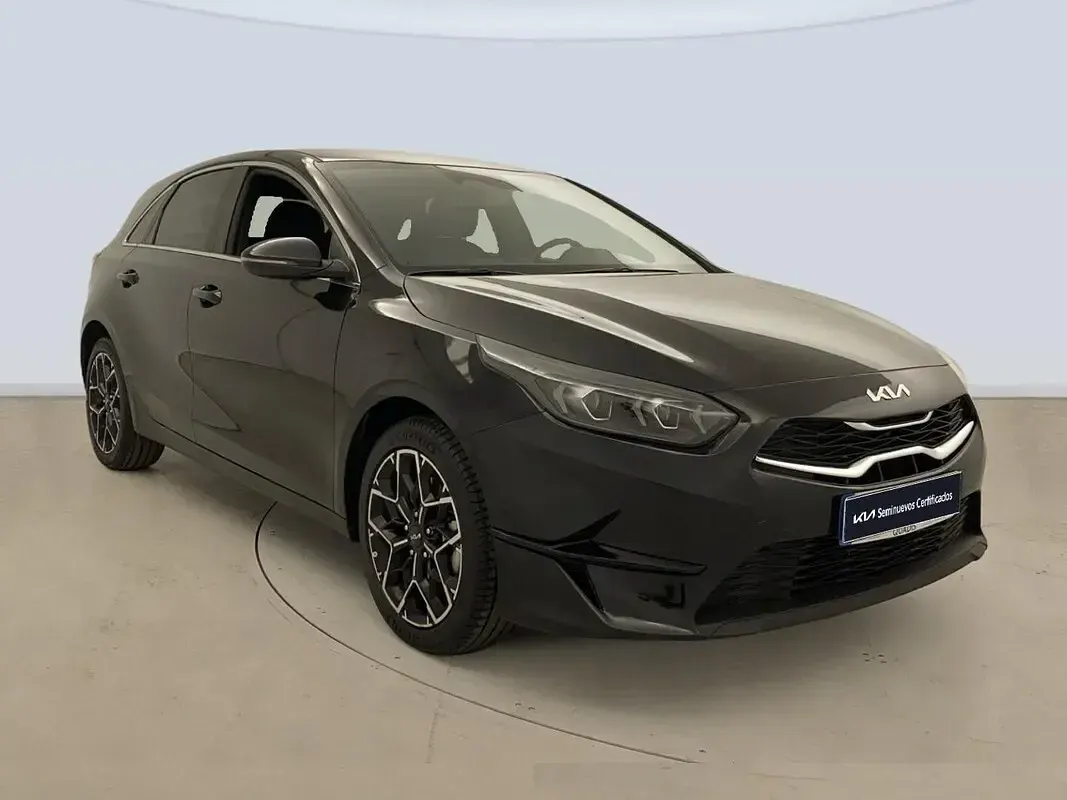 Usado Kia Ceed Style 100 CV (73 kW) 2025 Negro Utilitario