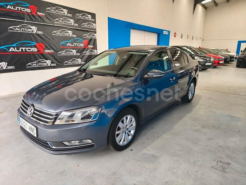 Gris / plata Usado 2013 VW Passat Berlina | 6990 € (Precio justo) - Imagen 1/4