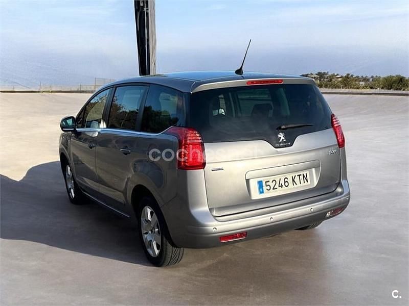 Usado Peugeot 5008 Active 120 CV (88 kW) 2015 Gris / plata Monovolumen